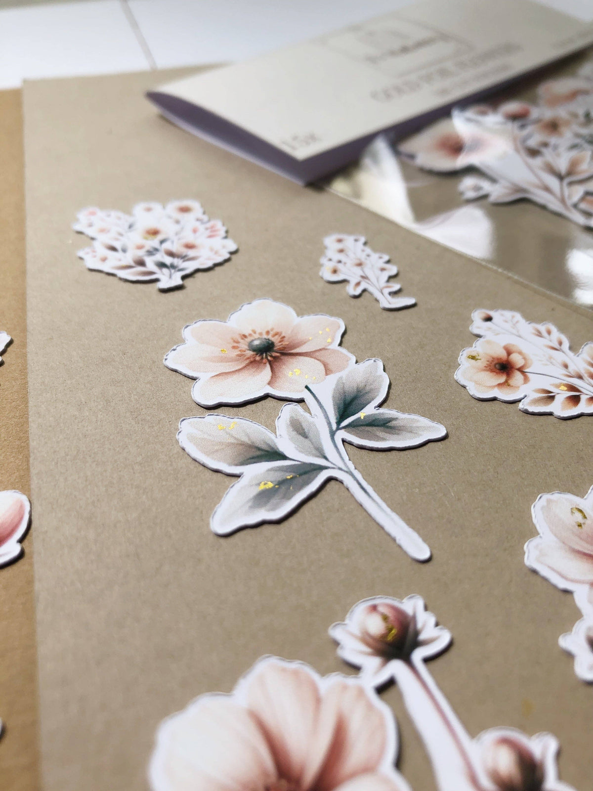 Beige Flowers w Gold Foil, 15kpl tarrapakkaus