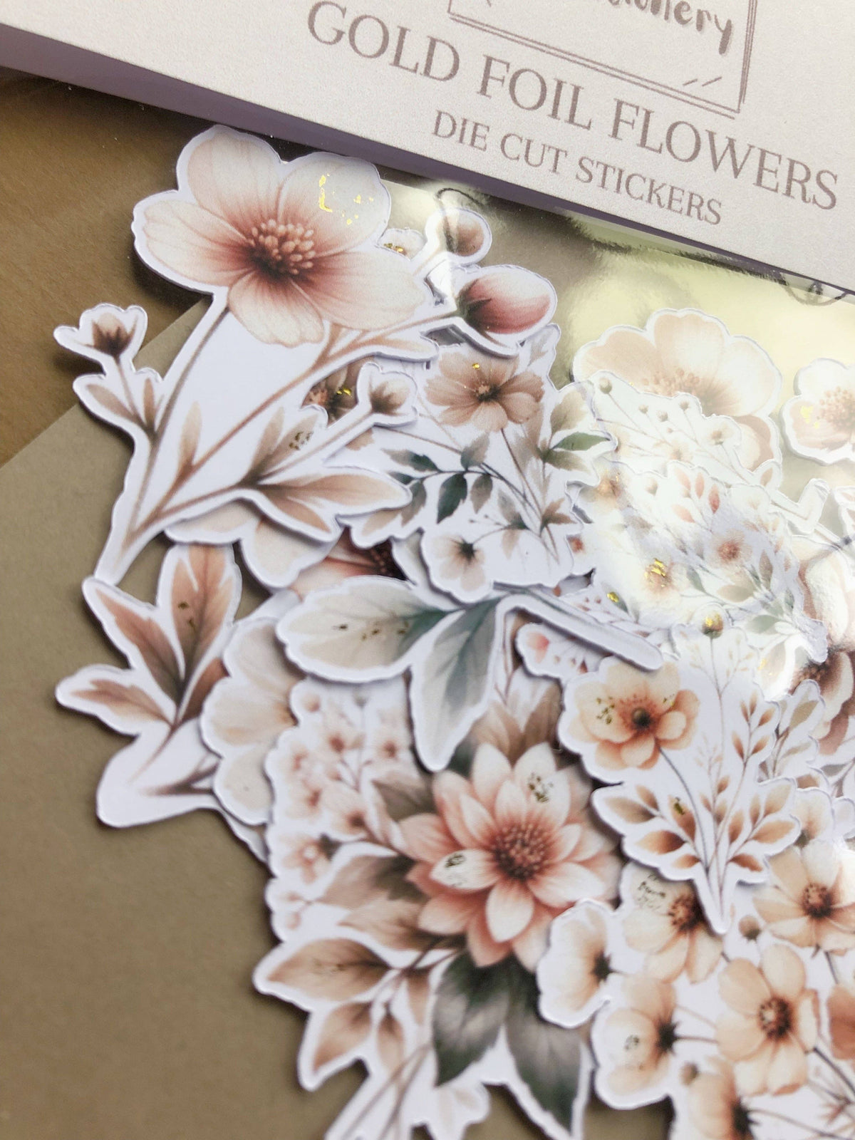 Beige Flowers w Gold Foil, 15kpl tarrapakkaus