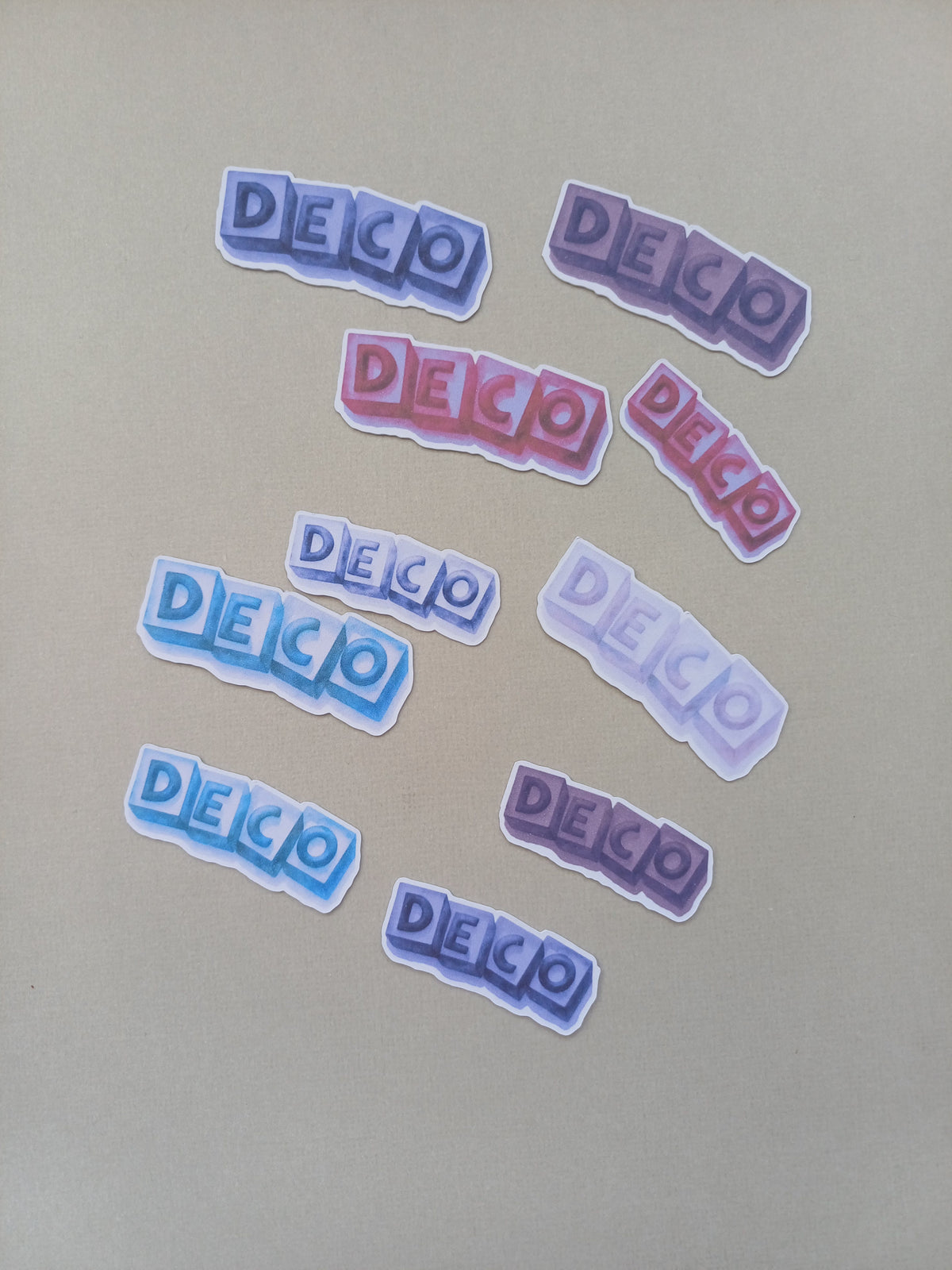 DECO tekstileike. kuutioiden päällä kirjaimet, useita eri värejä, 10 kappaletta yhteensä.