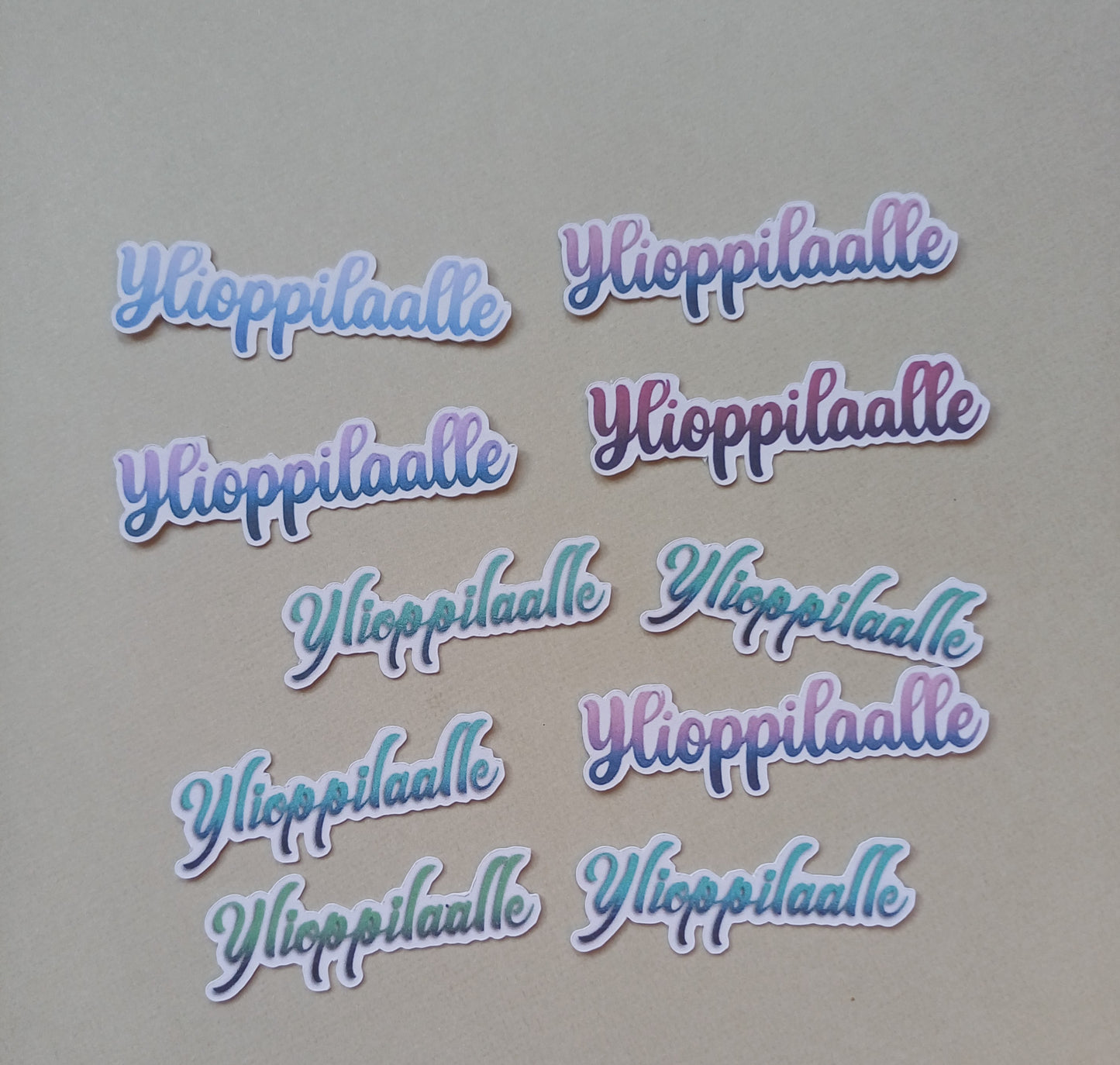 Ylioppilaalle tekstileike, eri värejä ja kokoja, yhteensä 10 tekstileikettä. 