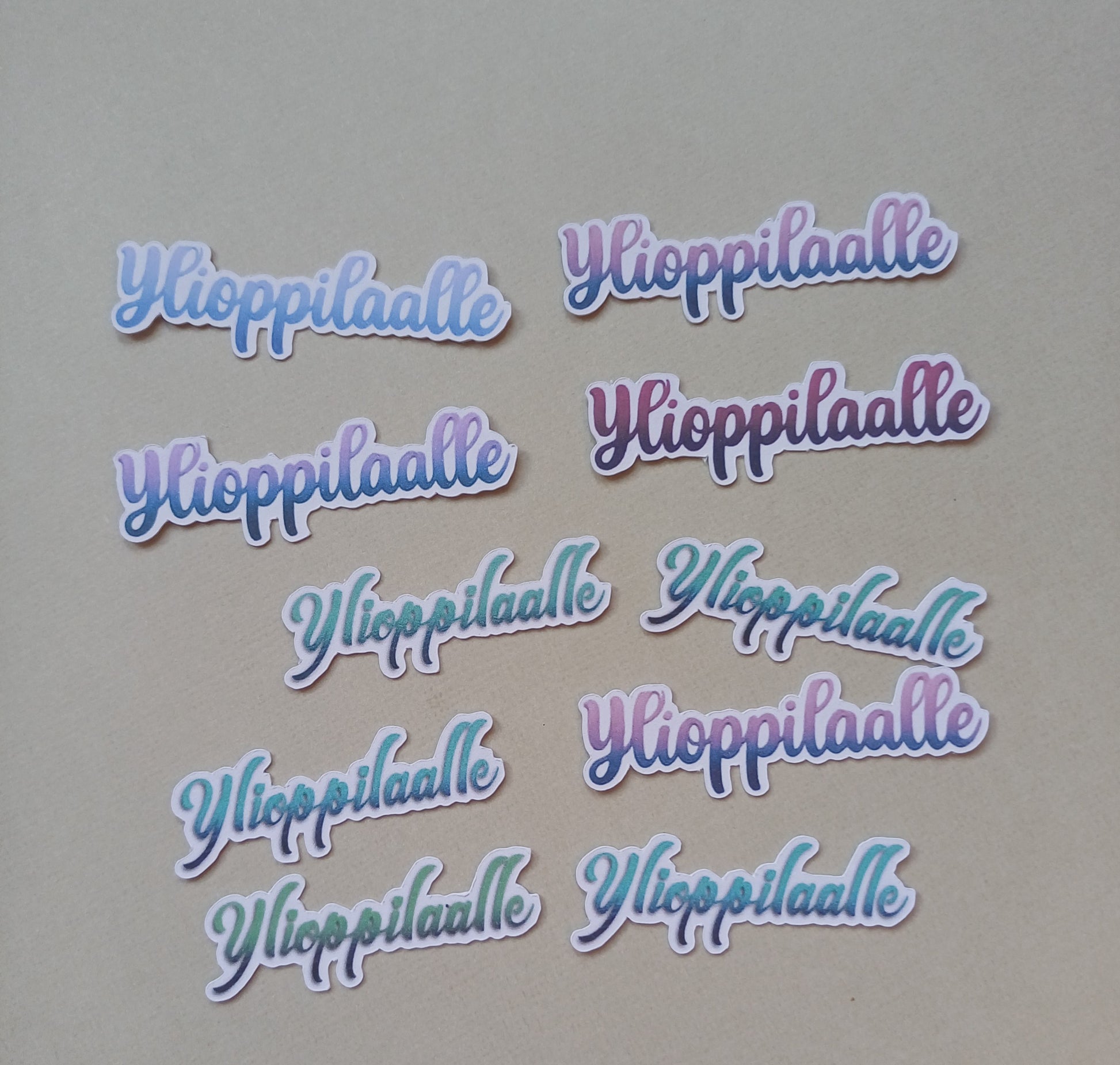Ylioppilaalle tekstileike, eri värejä ja kokoja, yhteensä 10 tekstileikettä. 