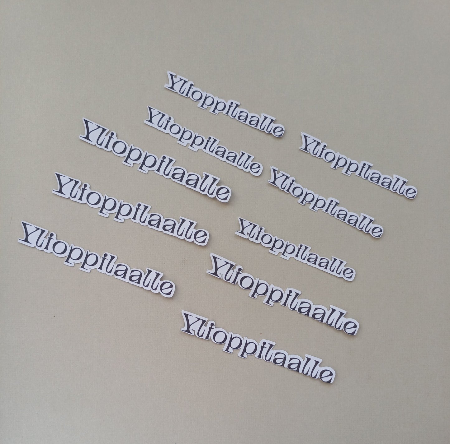Ylioppilaalle tekstileike. Mustavalkoinen tekstaus. Kahta eri kokoa. Yhteensä 10 kappaletta.