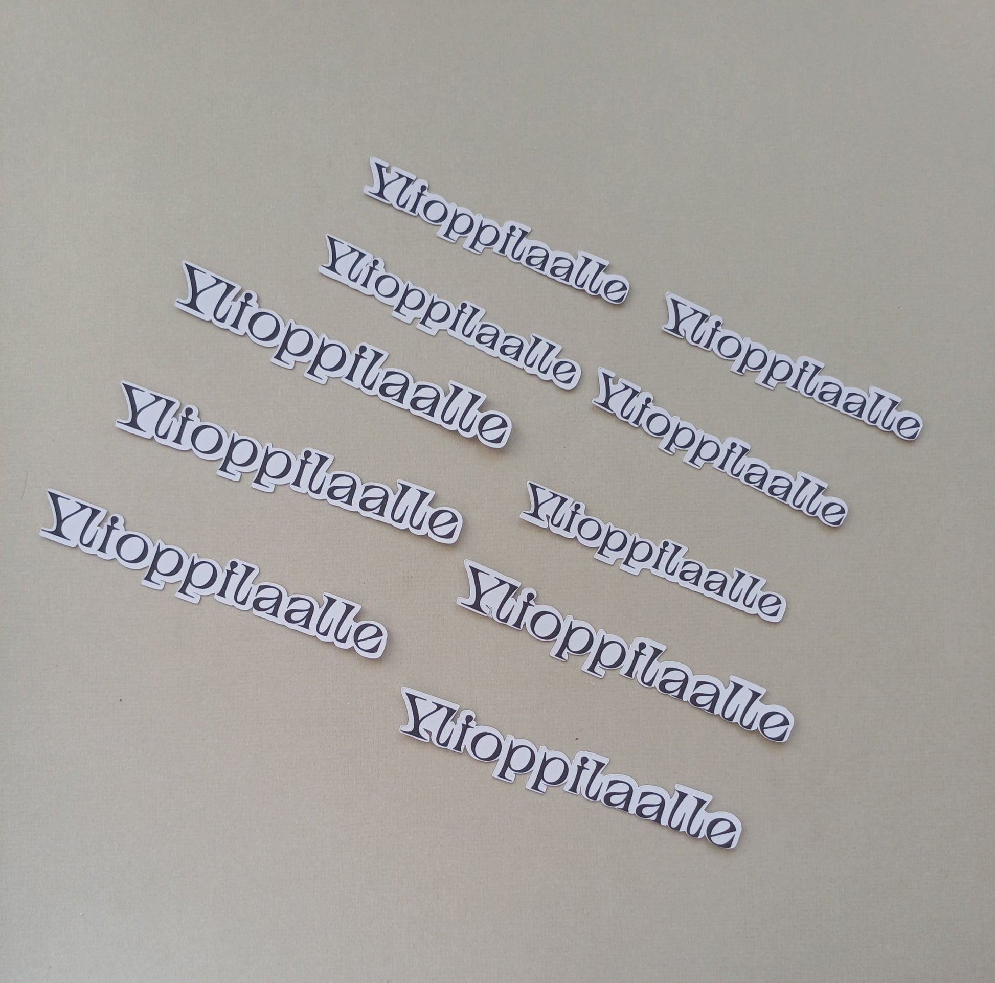 Ylioppilaalle tekstileike. Mustavalkoinen tekstaus. Kahta eri kokoa. Yhteensä 10 kappaletta.